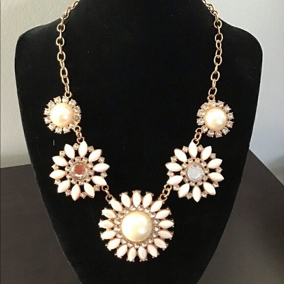 🌺 Stunning Jeweled bib style crystal necklace 🌺 - Picture 1 of 4